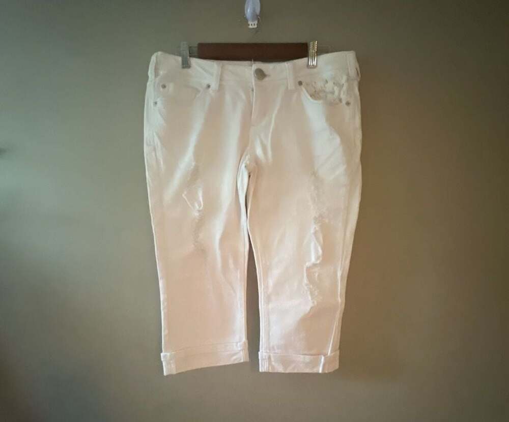 No Boundaries Women's light Tan Distressed Cuffed Capri Jeans Size 15 with Lace